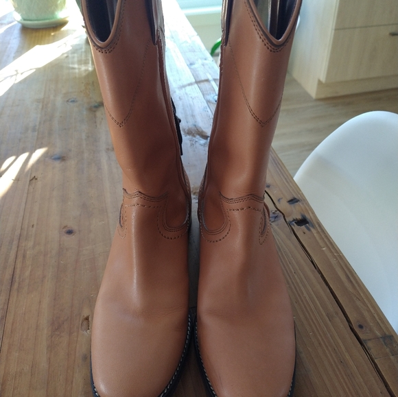 Boot - Picture 3 of 5